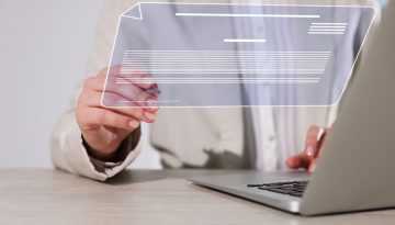 Un empresario que utiliza software de firma electrónica.