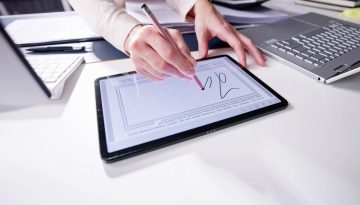 La mujer utiliza la firma electrónica.