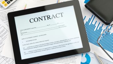 L'iPad montre un contrat en ligne.