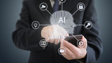 El hombre está usando AI eSignature.
