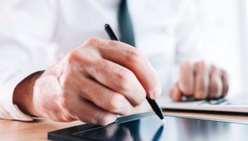 El profesional utiliza la autenticación por firma electrónica.