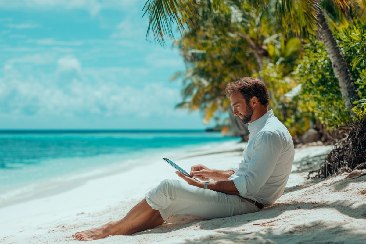 El hombre firma el documento utilizando una aplicación mientras está de vacaciones.