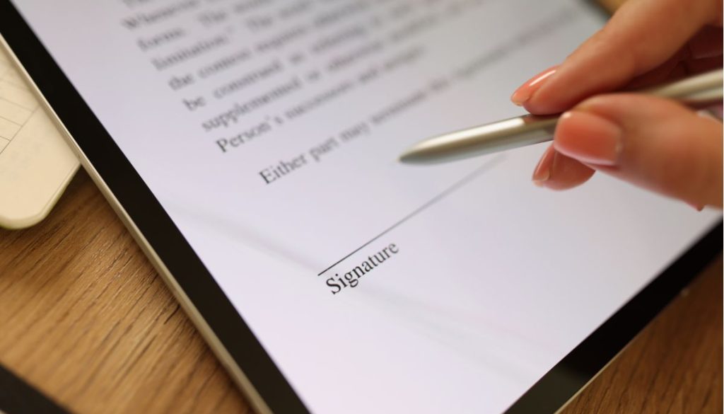 Un profesional elige una firma de documentos en línea segura y protegida.
