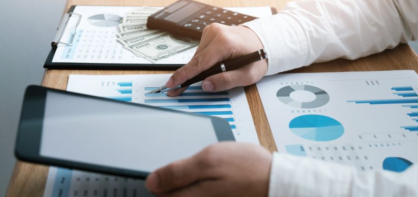 cumplimiento de la hipaa (2) El cumplimiento de la HIPAA ayuda a automatizar las evaluaciones de riesgos, realizar un seguimiento de la formación, gestionar las políticas y controlar las posibles infracciones.