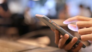 Una mujer utiliza una aplicación móvil de firma para sus negocios.