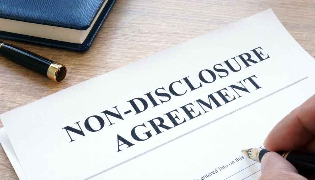 Un profesional con acuerdos de confidencialidad firmados.