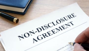 Un professionnel détenant des accords de non-divulgation signés.