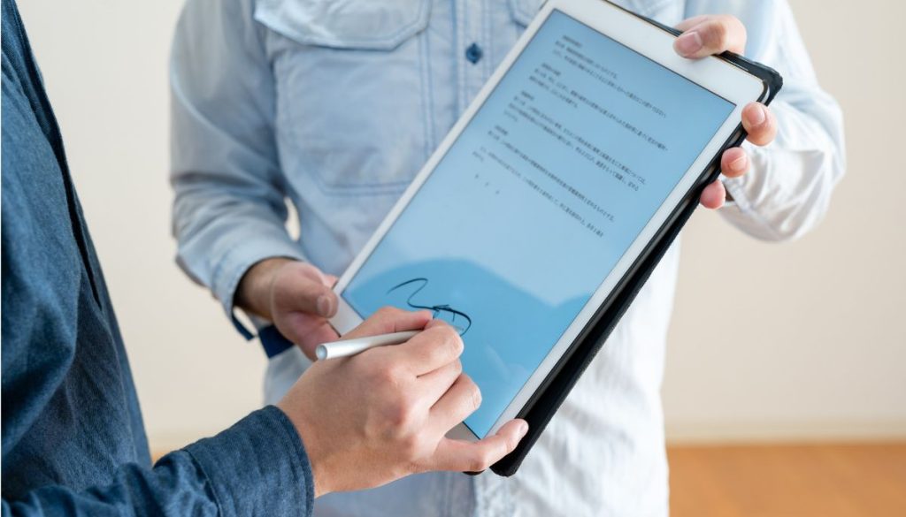 Un profesional que aplica una firma pp de forma digital.