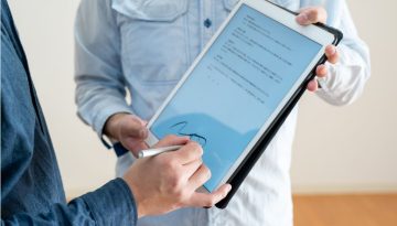Un profesional que aplica una firma pp de forma digital.