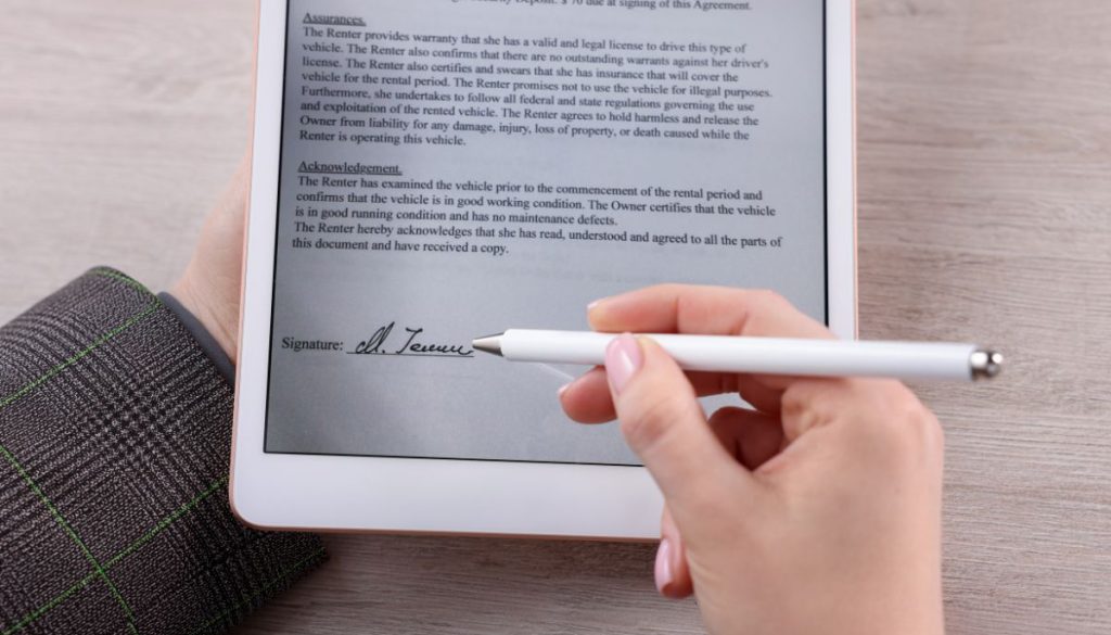 Una persona firma un archivo digital utilizando una firma electrónica.