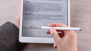 Una persona firma un archivo digital utilizando una firma electrónica.