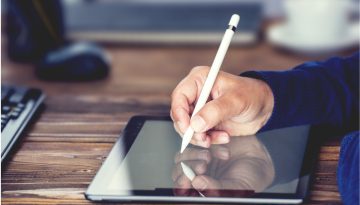 Un funcionario crea una firma electrónica para firmar un contrato digital.