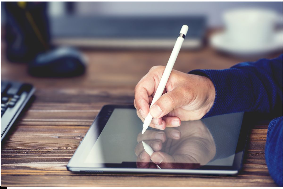 A government employee creates an electronic signature to sign a digital contract.