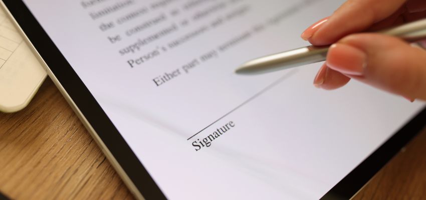 firma electrónica para la administración pública (2) Las firmas electrónicas ayudan a ahorrar tiempo y dinero. Las personas pueden firmar formularios desde cualquier lugar, sin necesidad de imprimirlos o enviarlos por correo.