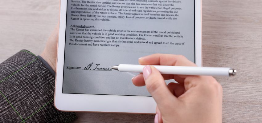 leyes de firma electrónica por estados (1) La mujer crea una firma electrónica para firmar documentos digitalmente.