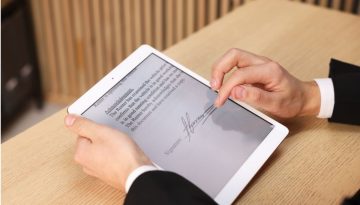 Un hombre crea una firma electrónica para firmar documentos digitalmente.