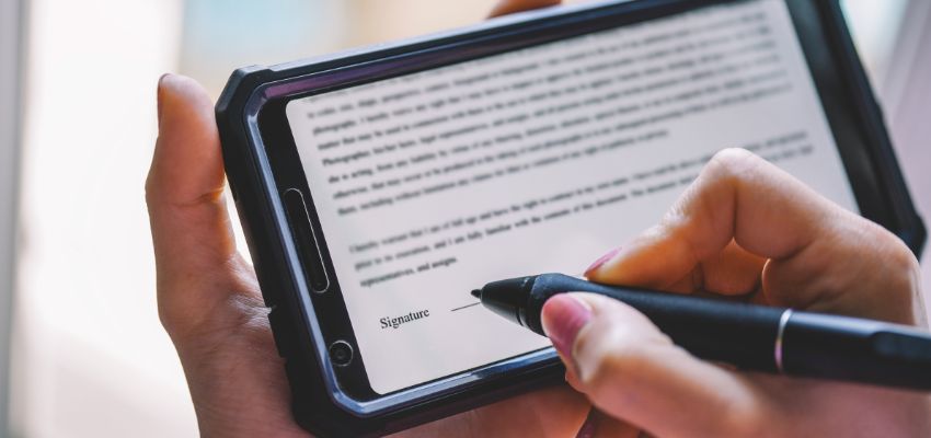 leyes de firma electrónica por estados (3) Un hombre crea una firma electrónica para firmar documentos.