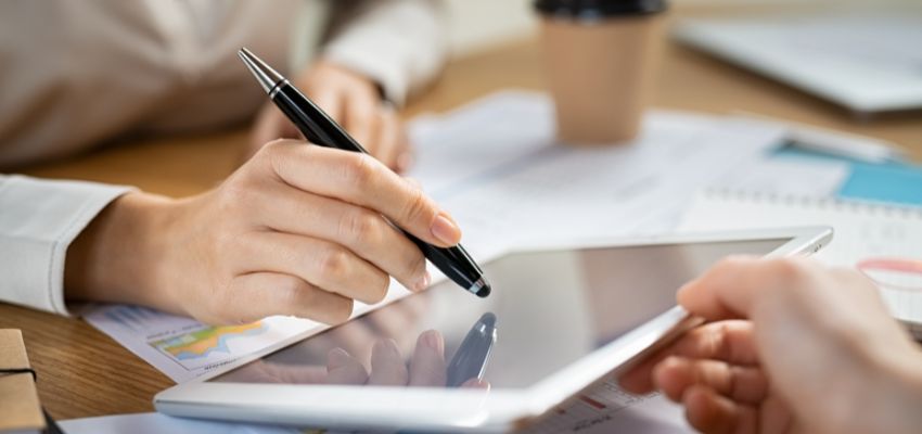 Un experto explica cómo firmar legalmente un contrato en nombre de otra persona.