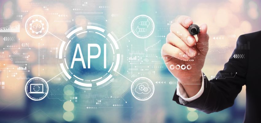 La integración de API significa configurar el modo en que los sistemas se conectan y comparten datos. Ayuda a las empresas a ahorrar tiempo y evitar errores.
