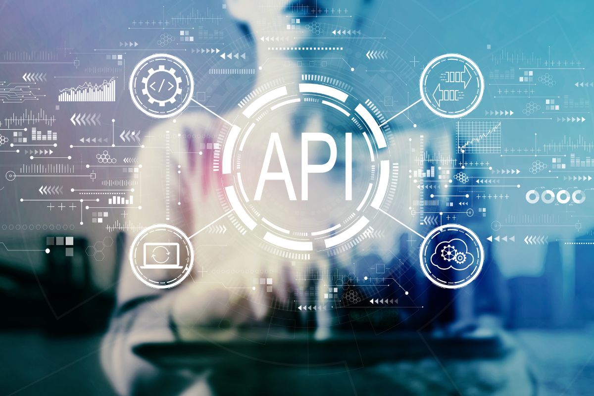 La integración API es simplemente dos sistemas que se comunican entre sí de forma automática.