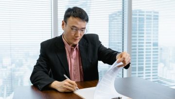 El empresario firma un acuerdo comercial.