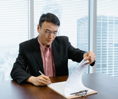 El empresario firma un acuerdo comercial.