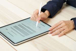 El empleado utiliza DocuSign para firmar un contrato digital.
