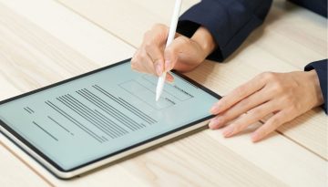 El empleado utiliza DocuSign para firmar un contrato digital.