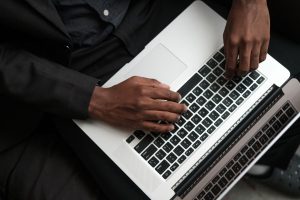 El empleado protege los datos de la empresa mediante un proceso de firma seguro.