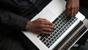 El empleado protege los datos de la empresa mediante un proceso de firma seguro.