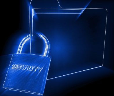 Representación visual de lo que es el cifrado de archivos con una carpeta azul neón y un candado con la etiqueta de seguridad, que destaca la seguridad de los datos.