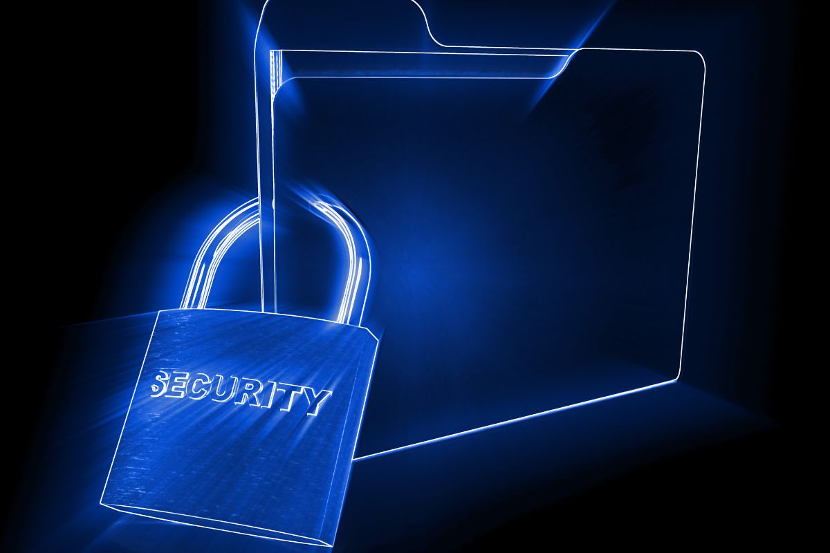 Representación visual de lo que es el cifrado de archivos con una carpeta azul neón y un candado con la etiqueta de seguridad, que destaca la seguridad de los datos.