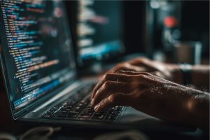 El hombre utiliza la IA y la automatización para su negocio.