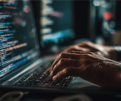 El hombre utiliza la IA y la automatización para su negocio.