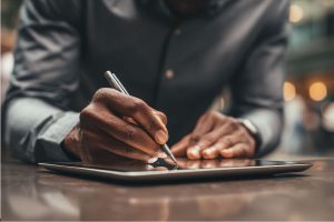 El hombre firmó un contrato digital mediante firma electrónica personalizada.