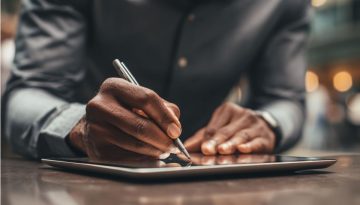 El hombre firmó un contrato digital mediante firma electrónica personalizada.