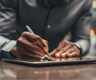 El hombre firmó un contrato digital mediante firma electrónica personalizada.