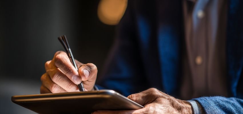 El hombre firmó un contrato digital.
