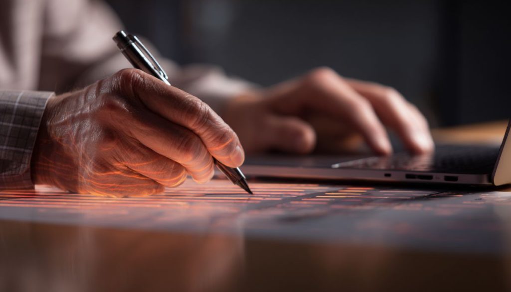 El hombre utiliza herramientas de firma digital para su negocio.