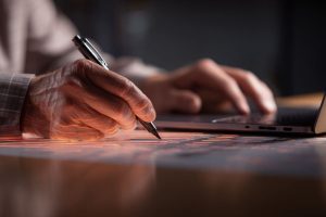 El hombre utiliza herramientas de firma digital para su negocio.