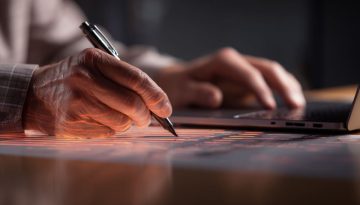 El hombre utiliza herramientas de firma digital para su negocio.