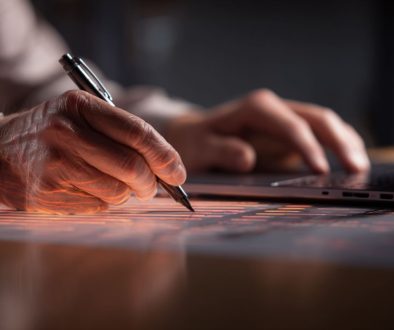 El hombre utiliza herramientas de firma digital para su negocio.