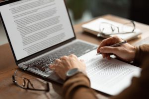Un flujo de trabajo de documentos electrónicos ofrece una forma más inteligente y eficaz de gestionar, compartir y proteger la información, al tiempo que se reducen costes y se ahorra tiempo.