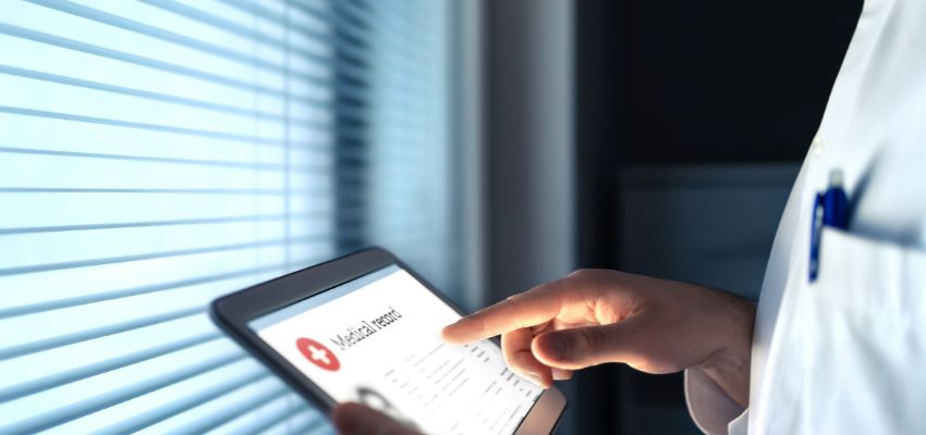 El médico comprueba si cumplen la HIPAA.