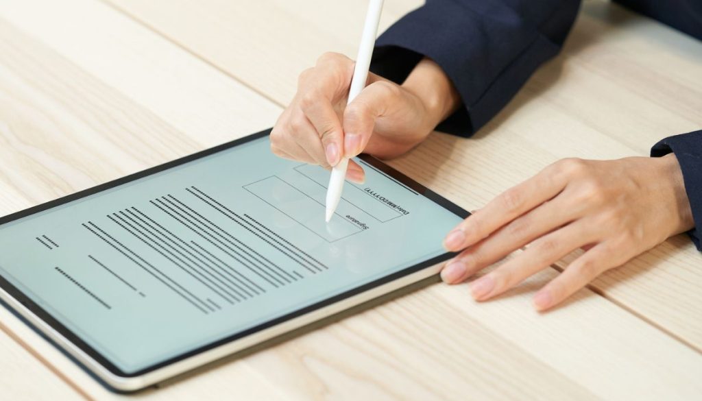 El empresario firma un contrato digital.