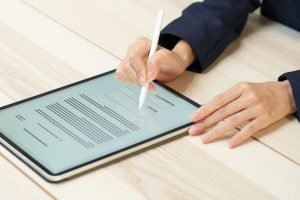 El empresario firma un contrato digital.