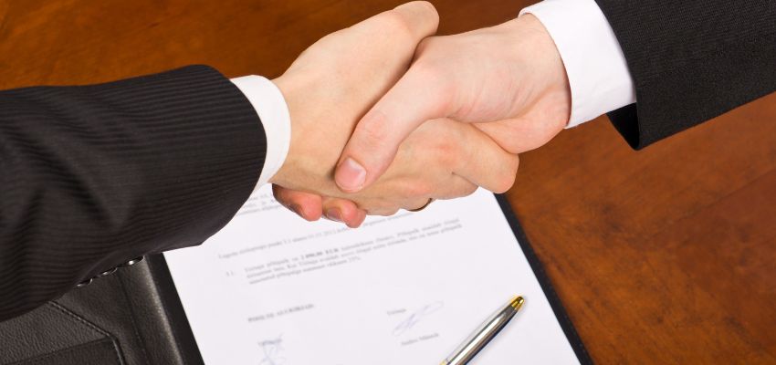 firmas digitales jurídicamente vinculantes (3) Los dos empresarios llegaron a un acuerdo y firmaron un contrato digital.